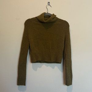 Med Urban Outfitters soft olive green cropped sweater